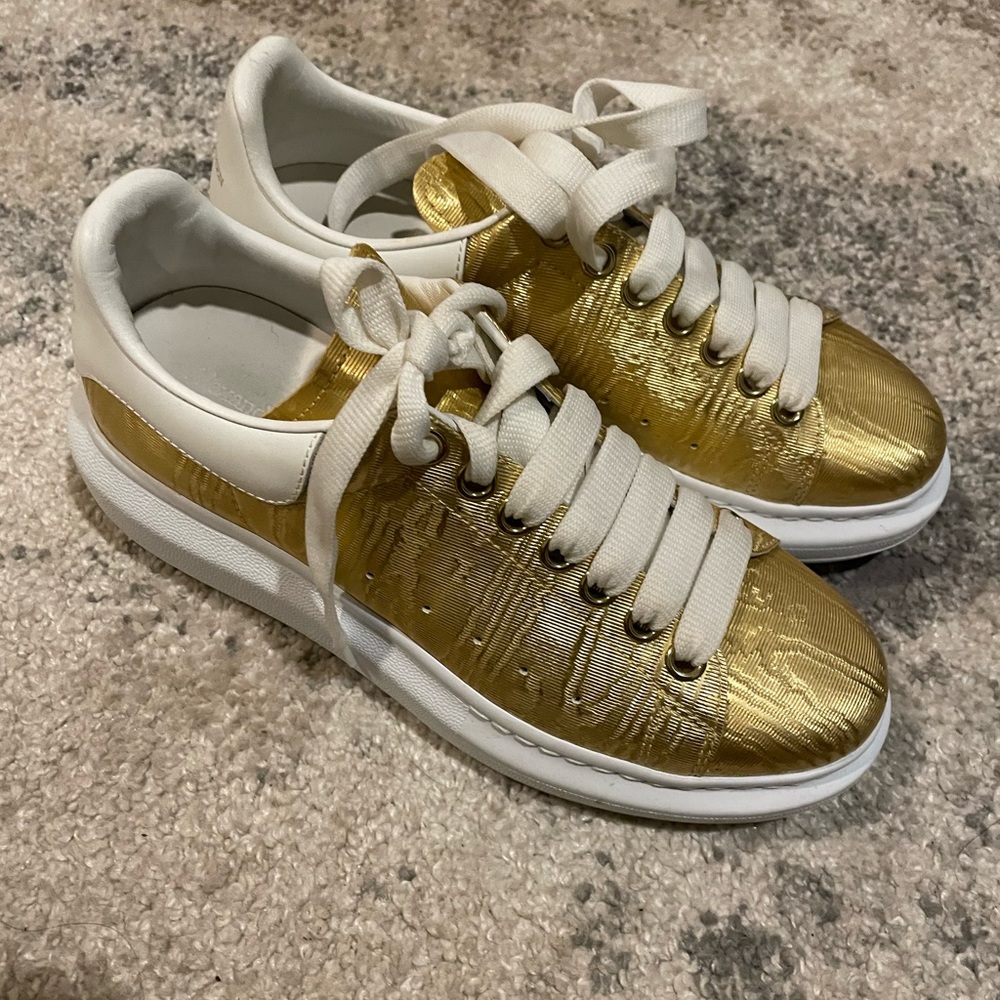 Gold Alexander McQueen in excellent condition